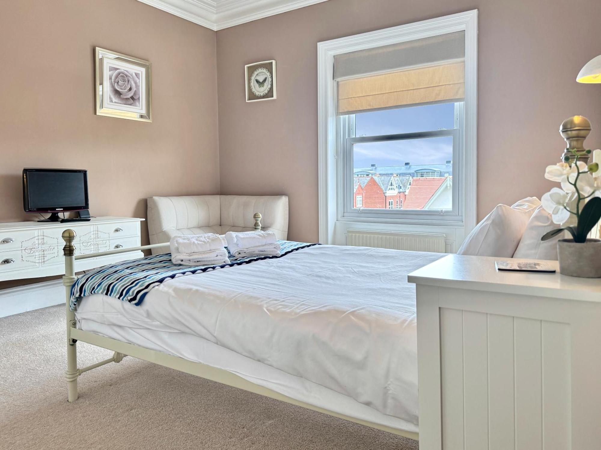 Apartment Victoria With Free Parking Скарборо Экстерьер фото