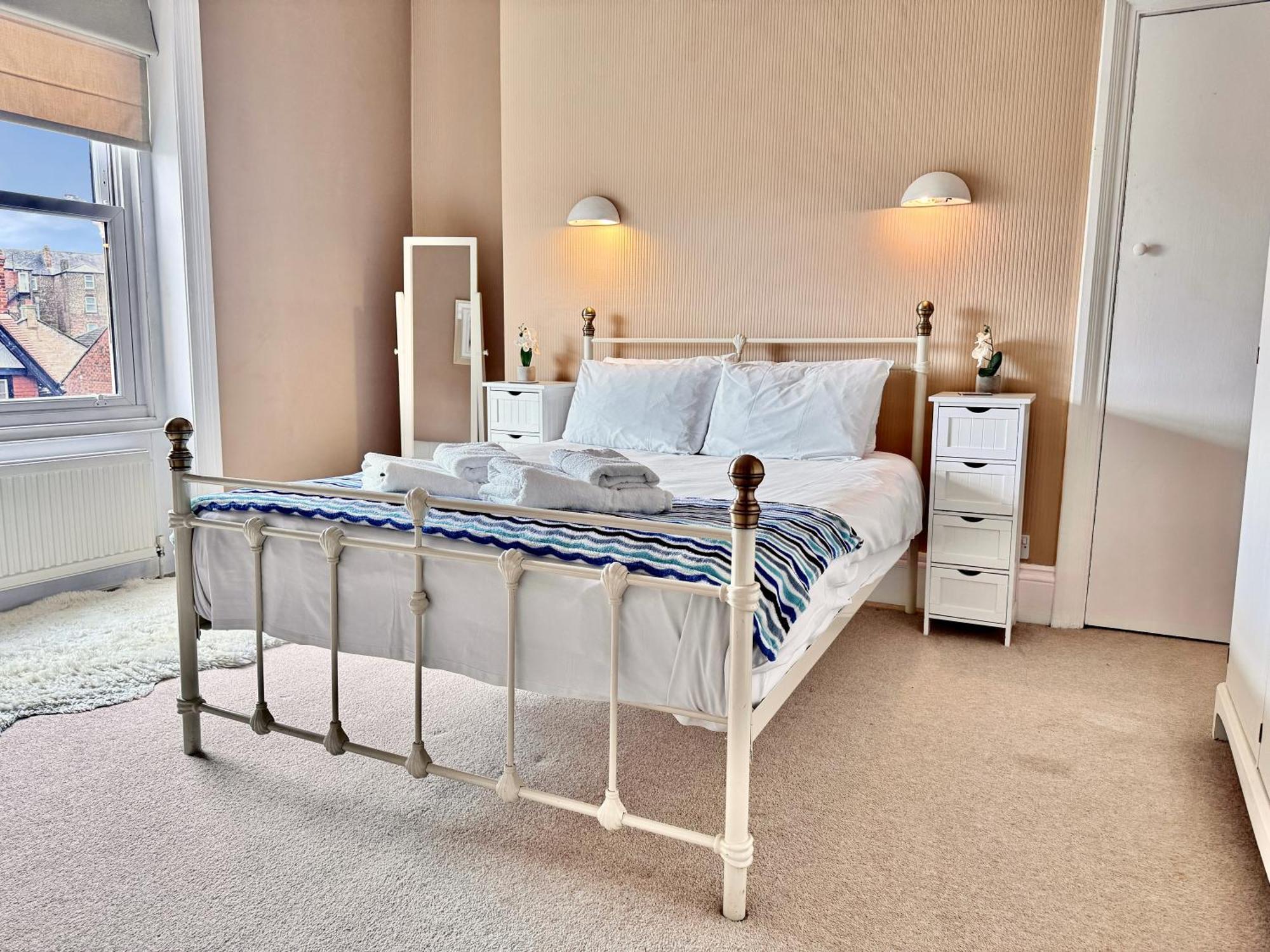 Apartment Victoria With Free Parking Скарборо Экстерьер фото