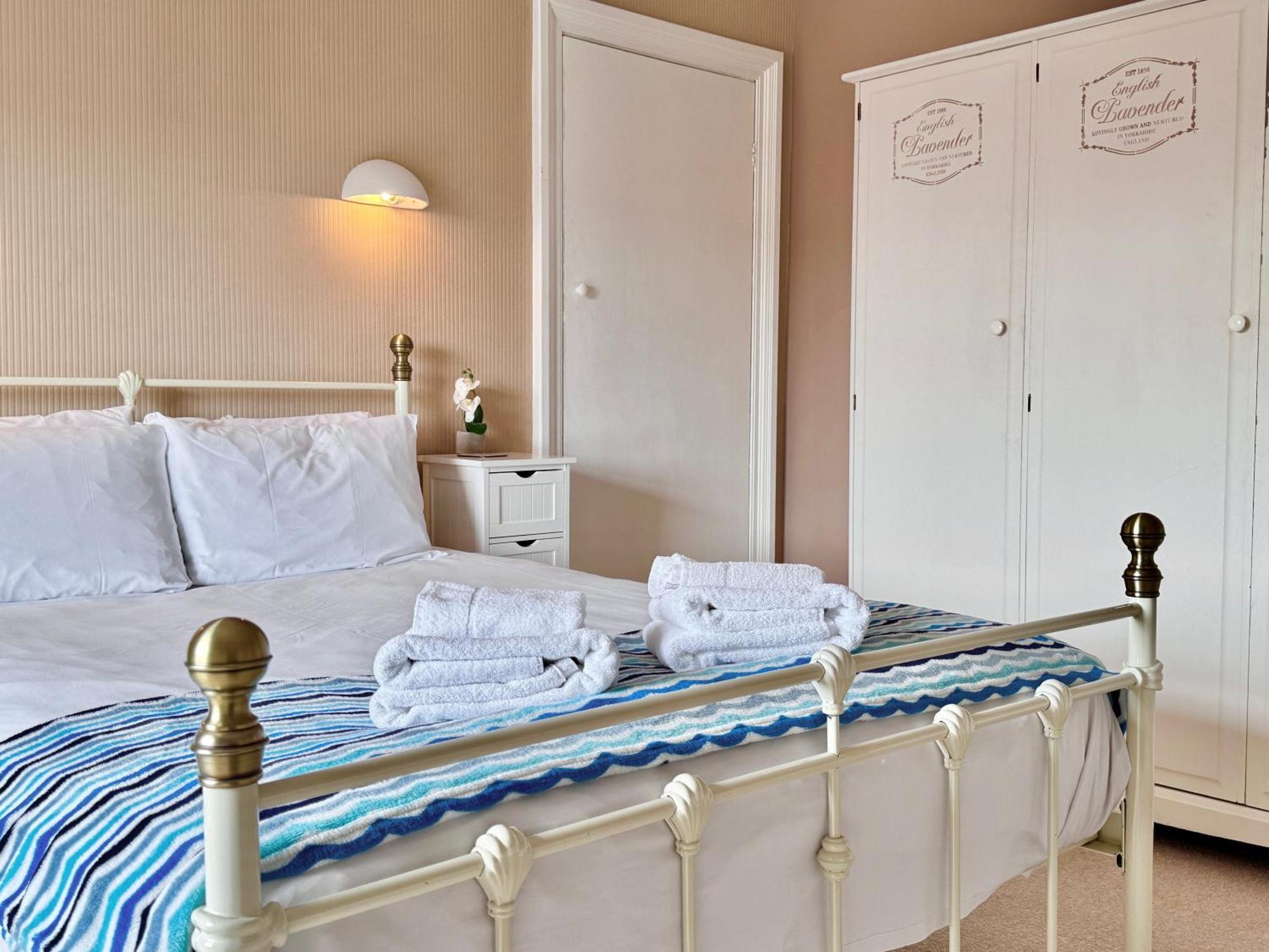 Apartment Victoria With Free Parking Скарборо Экстерьер фото