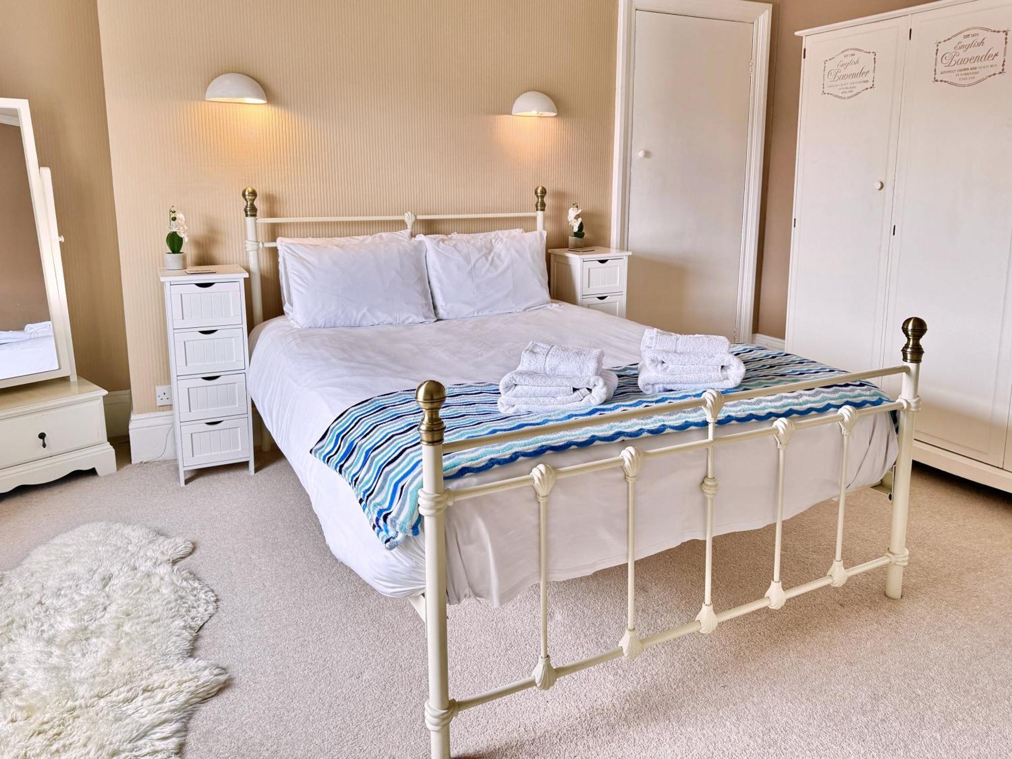 Apartment Victoria With Free Parking Скарборо Экстерьер фото
